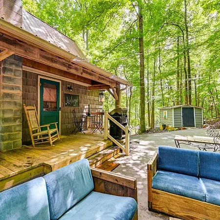 Charming Roaring Gap Cabin With Patio And Fire Pit!